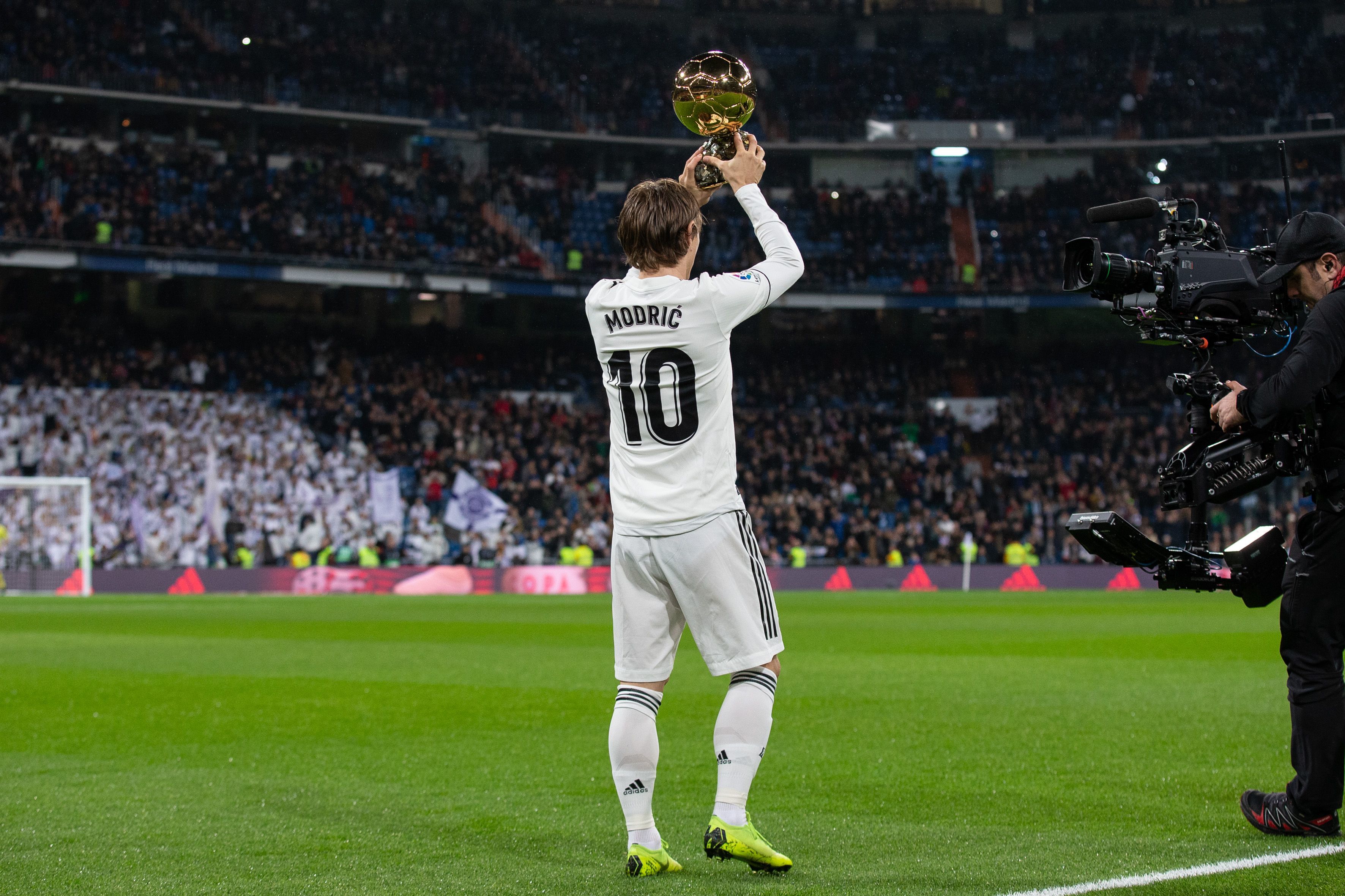 本托-热那亚俱乐部，这位门将倾向于加盟意大利俱乐部而非西汉姆联。租借操作附带约500万欧元的买断权。 来源：转会专家迪马济奥