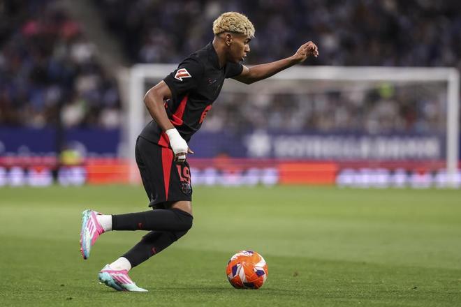 大谷翔平在 2022 年达成 30 轰、10 胜，成为贝比鲁斯后的历史第一人