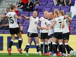 利物浦发角球期间 萨拉赫和亨德森聊了很久